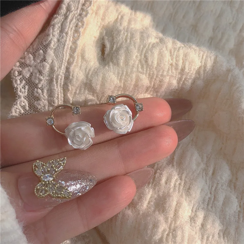 2022 New Inlaid Rhinestone Pearl Stud Earrings Women Personality Fashion Unique Design Earrings Wedding Jewelry Birthday Gift
2022 New Inlaid Rhinestone Pearl Stud Earrings Women Personality Fashion Unique Design Earrings Wedding Jewelry Birthday Gift