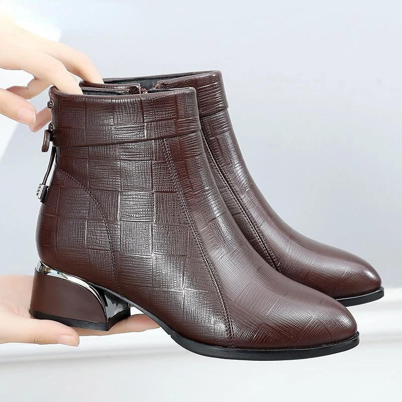 New Ankle Boots Women Pointed Toe Thick Heels Genuine Leather Shoes Short Boots Soft Sole Footwear Plus Size 35-43
New Ankle Boots Women Pointed Toe Thick Heels Genuine Leather Shoes Short Boots Soft Sole Footwear Plus Size 35-43