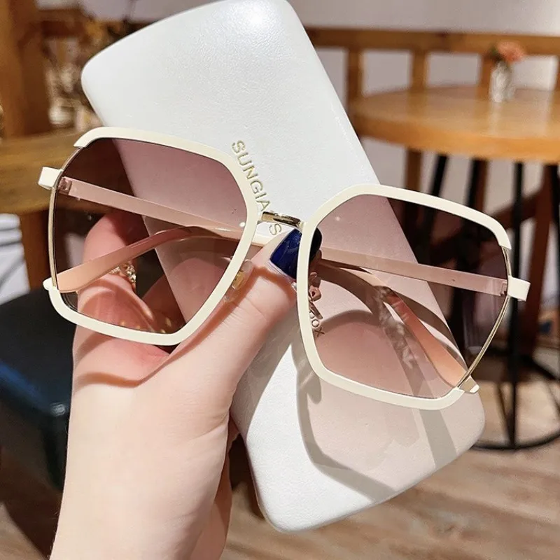 2023 Fashion Sunglasses For Women Luxury Brand Sun Glasses Women Men Vintage Eyewear Women Oculos De Sol Travel UV400 Shades 
2023 Fashion Sunglasses For Women Luxury Brand Sun Glasses Women Men Vintage Eyewear Women Oculos De Sol Travel UV400 Shades
