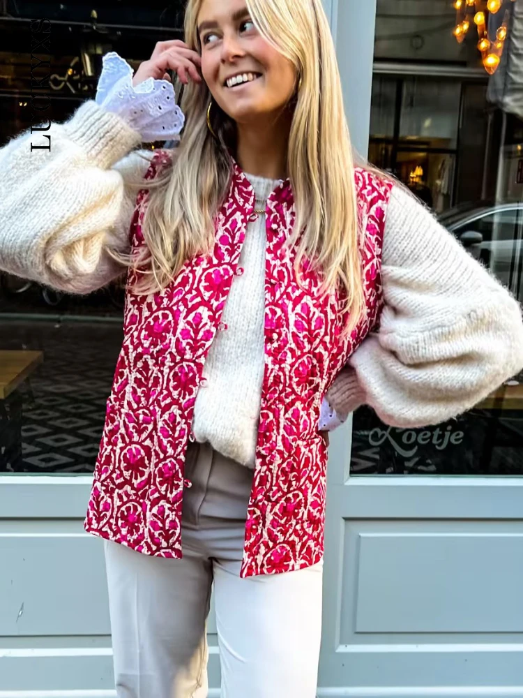 2023 Winter Floral Embroidery Printed Vintage Vest Jacket Women National Style Casual Vests Lady Patchwork Streetwear Waistcoat
2023 Winter Floral Embroidery Printed Vintage Vest Jacket Women National Style Casual Vests Lady Patchwork Streetwear Waistcoat
