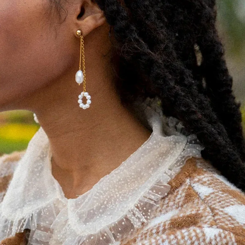 Women boucles doreilles chic handcrafted freshwater pearl circle long pendant statement earrings stainless steel chain stitching
Women boucles doreilles chic handcrafted freshwater pearl circle long pendant statement earrings stainless steel chain stitching