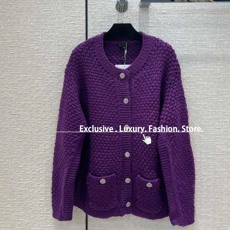 Best Version Hand Crocheted Thick Wool luxury branded Cardigan round Neck Double Pocket Shiny diamond logoed buttons cardigans
Best Version Hand Crocheted Thick Wool luxury branded Cardigan round Neck Double Pocket Shiny diamond logoed buttons cardigans