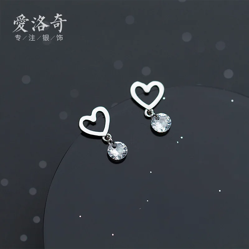 Love Heart Stud Earrings Women's Sweet and Diamond Mounted Hollow Heart-Shaped Stud Earrings Cute Heart Pendant Drill Ear Rings
Love Heart Stud Earrings Women's Sweet and Diamond Mounted Hollow Heart-Shaped Stud Earrings Cute Heart Pendant Drill Ear Rings