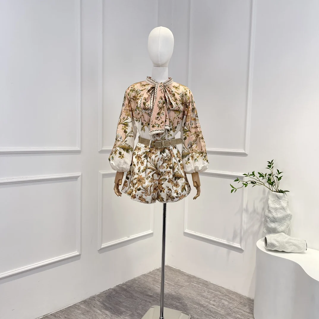 Ramie 2023 Lace-up New Summer Top Quality Floral Printing Vintage Casual Buttons Belt Lantern Sleeve Top and Shorts Woman Set
Ramie 2023 Lace-up New Summer Top Quality Floral Printing Vintage Casual Buttons Belt Lantern Sleeve Top and Shorts Woman Set