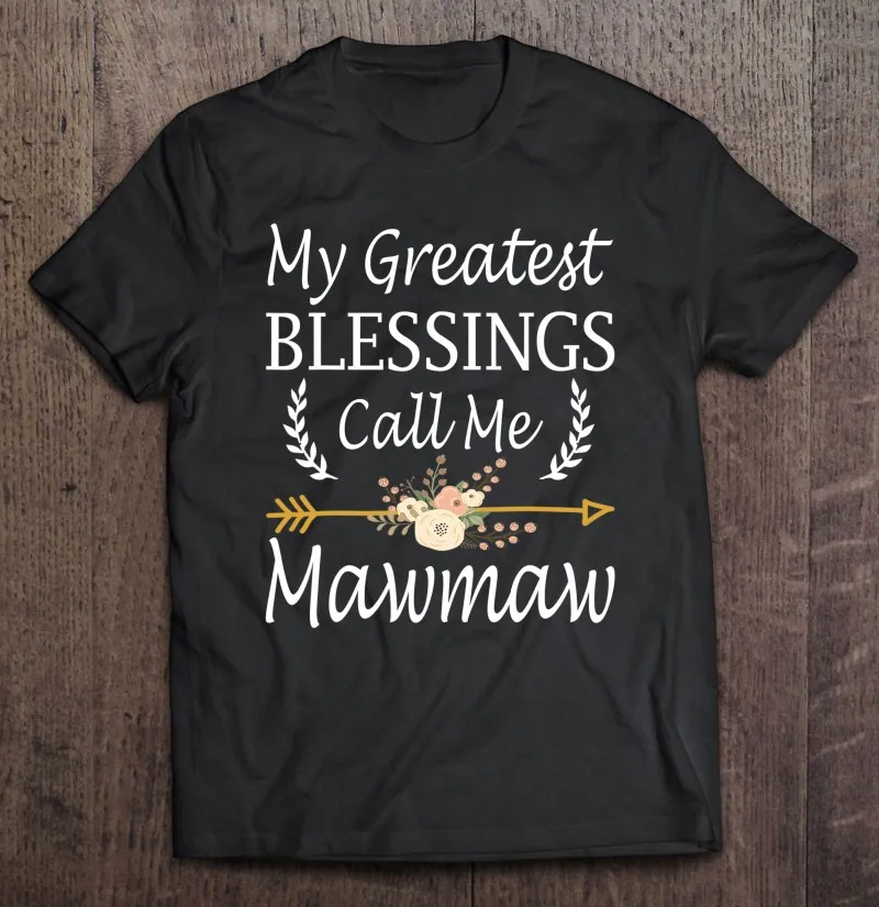Рубашка с надписью «My Greatest Blessings Call Me Mawmaw» 
Рубашка с надписью «My Greatest Blessings Call Me Mawmaw»