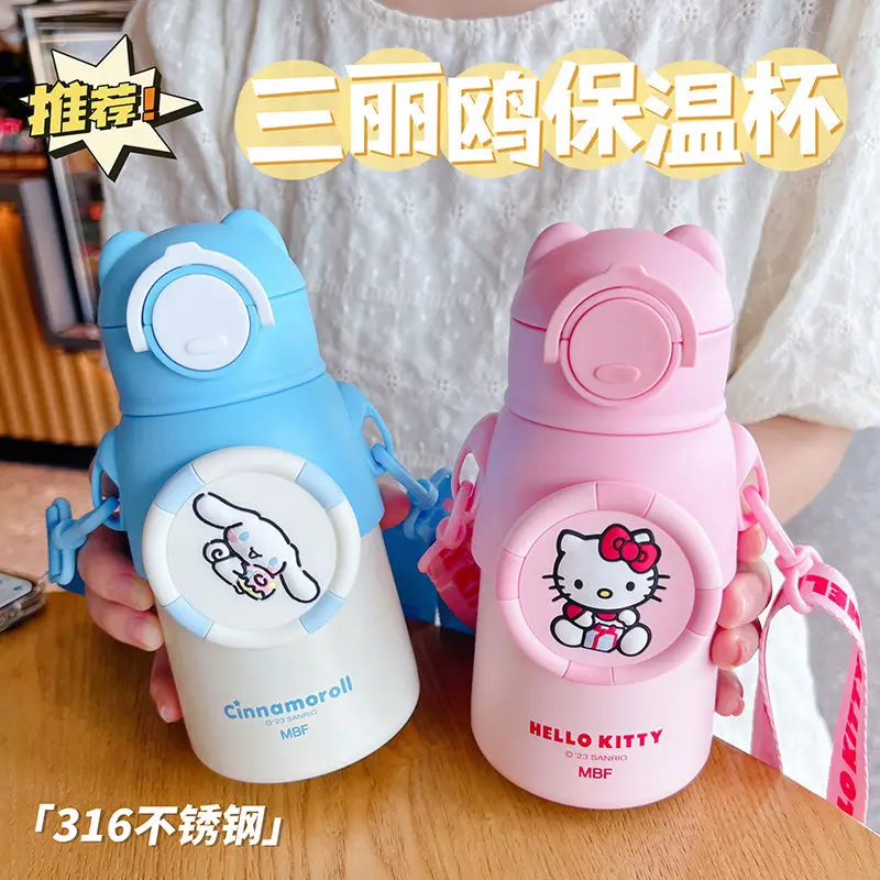 Оптовая продажа Sanrio анимационные периферийные устройства Hello Kitty поворотный термос чашка для учеников начальной школы диагональная чашка для воды
Оптовая продажа Sanrio анимационные периферийные устройства Hello Kitty поворотный термос чашка для учеников начальной школы диагональная чашка для воды