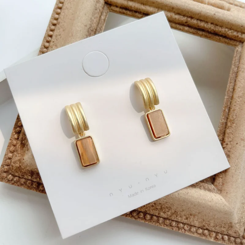 1 pair of silver needle retro matte metal texture earrings Korean version fashion girl simple atmosphere everything match
1 pair of silver needle retro matte metal texture earrings Korean version fashion girl simple atmosphere everything match
