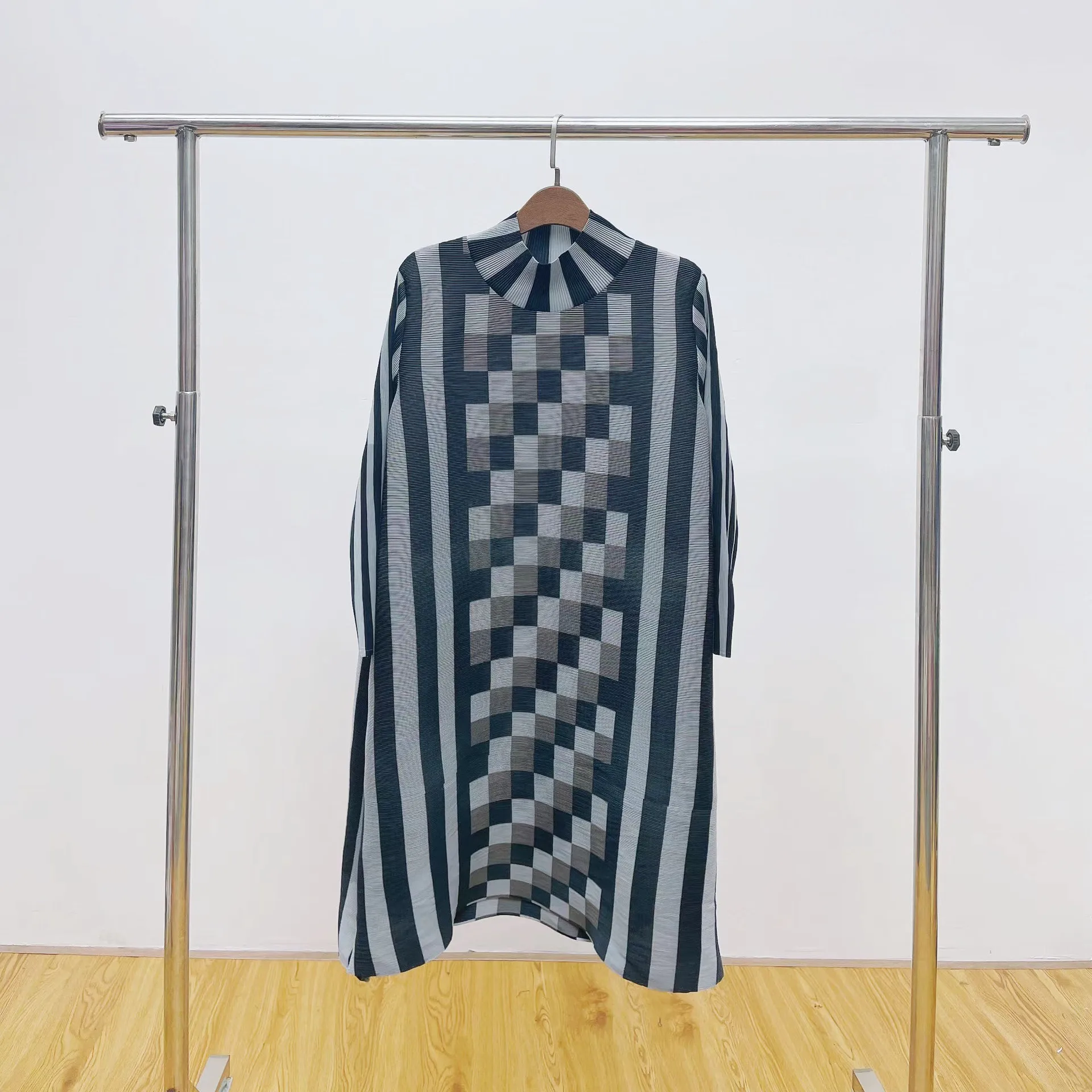 Miyake pleated autumn new large size women loose and thin high-neck plaid contrast color dress
Miyake pleated autumn new large size women loose and thin high-neck plaid contrast color dress