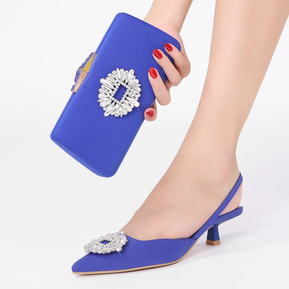 Summer new sweet candy-colored crystal flower pointed toe ladies thin low-heel sandals with the same fashion simple small bag
Summer new sweet candy-colored crystal flower pointed toe ladies thin low-heel sandals with the same fashion simple small bag