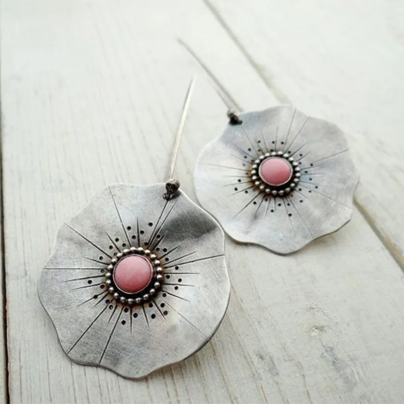 Wholesale Tribal Lotus Leaf Flower Drop Earrings For Women 2020 Ethnic Antique Silver Color Pink Beads Dangle Earrings Jewelry
Wholesale Tribal Lotus Leaf Flower Drop Earrings For Women 2020 Ethnic Antique Silver Color Pink Beads Dangle Earrings Jewelry