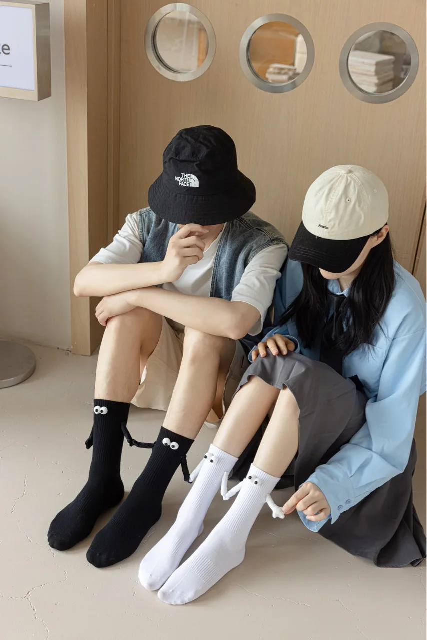 Милые парные носки с магнитной застежкой, черные, белые носки с мультяшными глазами, забавные трендовые бриллианты для пар, студентов
Милые парные носки с магнитной застежкой, черные, белые носки с мультяшными глазами, забавные трендовые бриллианты для пар, студентов