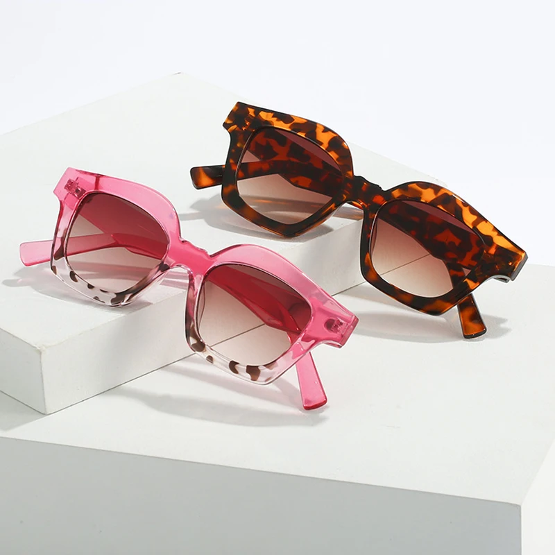 Fashion Color-block Personality Sunscreen Sunglasses Gradient Brand Design Anti-ultraviolet UV400 Casual Eyeglasses for Adult
Fashion Color-block Personality Sunscreen Sunglasses Gradient Brand Design Anti-ultraviolet UV400 Casual Eyeglasses for Adult
