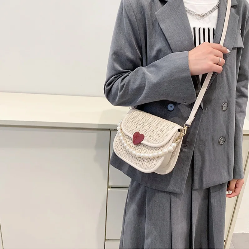 

2023 New Womens Beach Vacation Straw Shoulder Crossbody Bag with Pearl Chain Leather Strap Heart Hasp Closure Simple White Khaki