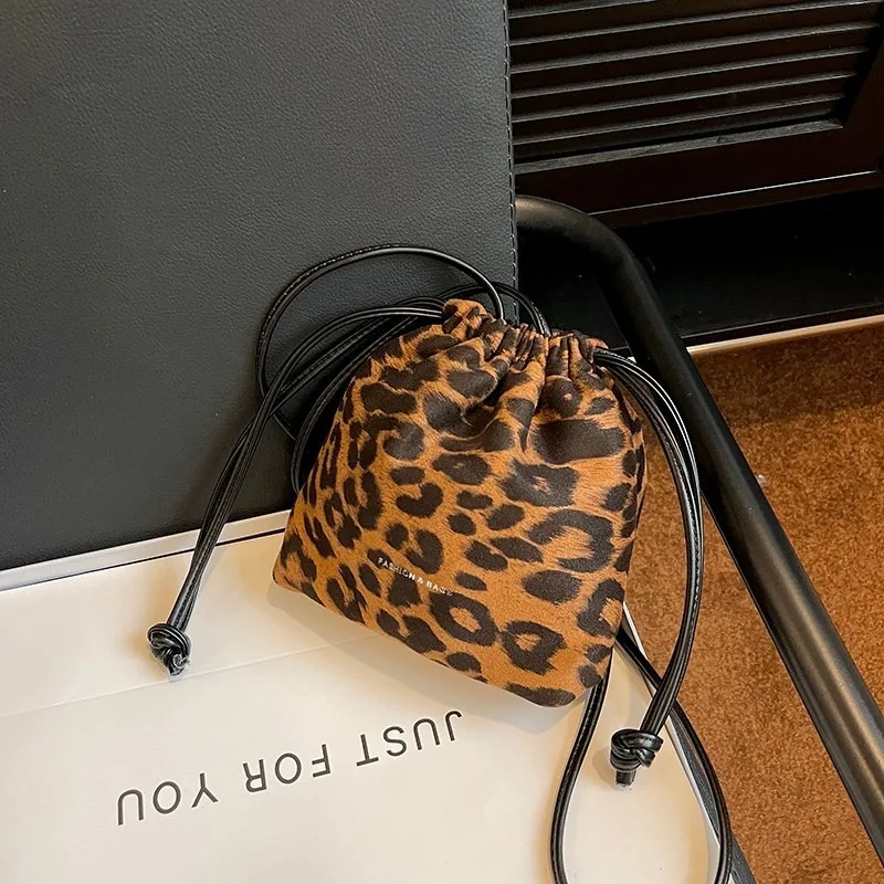 Hot Plush Retro Leopard Print Bag for Women 2023 New Autumn and Winter Casual One Shoulder Drawstring Crossbody Bag Mini Handbag
Hot Plush Retro Leopard Print Bag for Women 2023 New Autumn and Winter Casual One Shoulder Drawstring Crossbody Bag Mini Handbag
