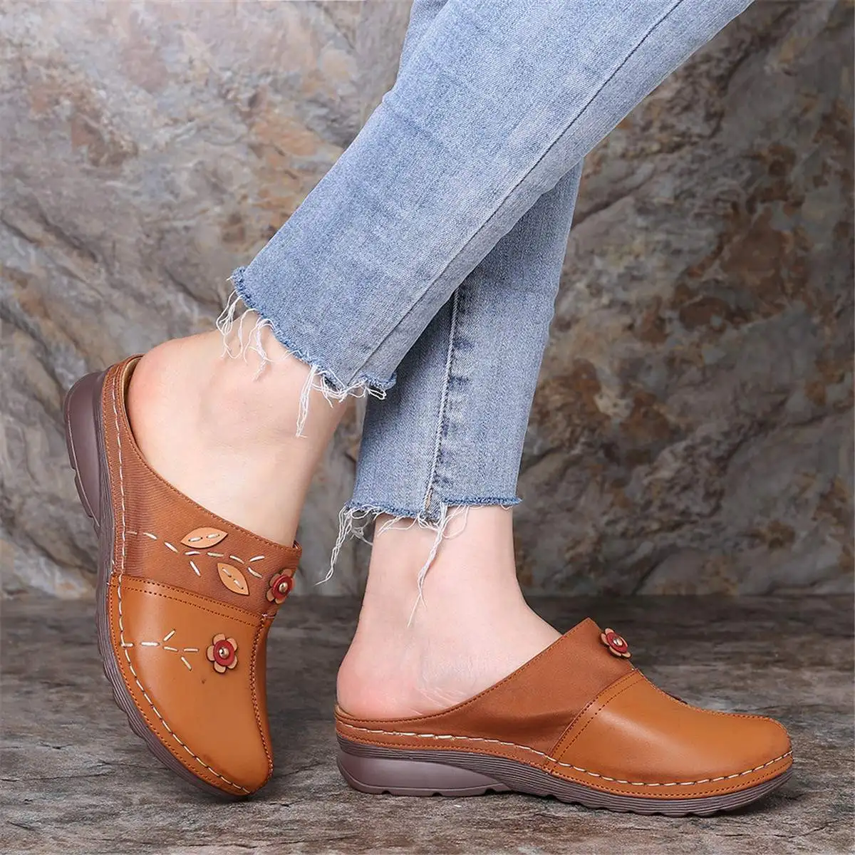2022 New Women Clogs Shoes Summer Leather Slippers Loafers Slip on Comfort Mules Antil Slip Beach Slippers Flowers Sandals 
2022 New Women Clogs Shoes Summer Leather Slippers Loafers Slip on Comfort Mules Antil Slip Beach Slippers Flowers Sandals