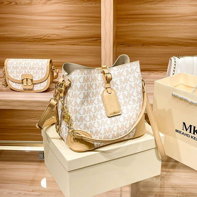 Luxury Brand Genuine Leather High Capacity Tote Bag 2023 New Fashion High Quality Handheld Crossbody Bag Animation Derivatives
Luxury Brand Genuine Leather High Capacity Tote Bag 2023 New Fashion High Quality Handheld Crossbody Bag Animation Derivatives