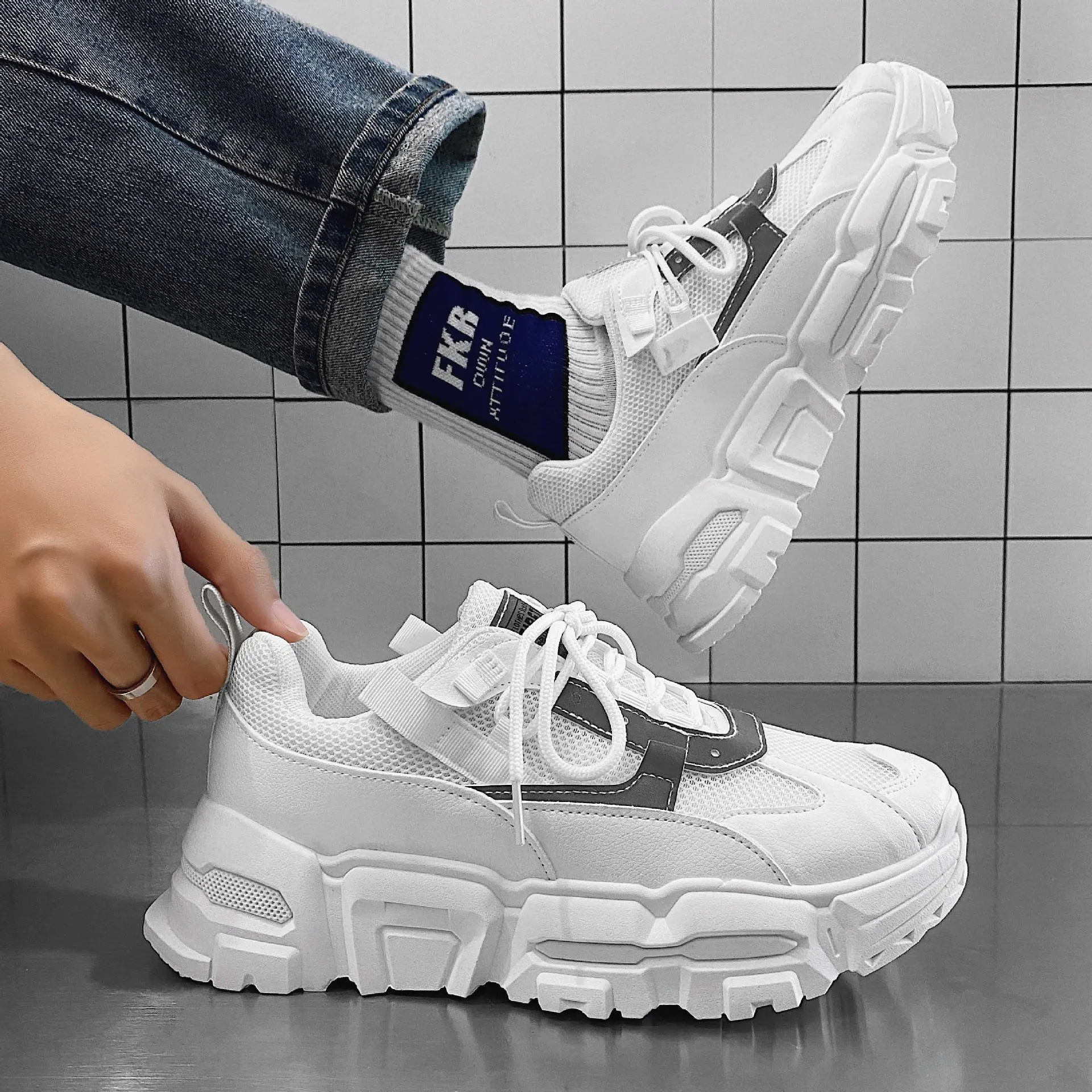 Кроссовки мужские дышащие, повседневная спортивная обувь, модные беговые кроссовки, Корейская версия, размеры 39-44, 2023 
Кроссовки мужские дышащие, повседневная спортивная обувь, модные беговые кроссовки, Корейская версия, размеры 39-44, 2023