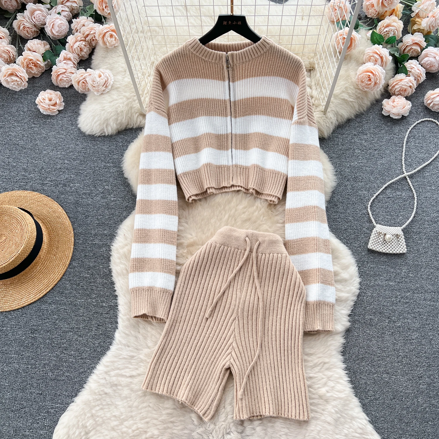Fall Knitwear Outfits For Women Casual Zipper Knitted Cardigan 2 Piece Set Female Tracksuit Sweater Shorts Sets Conjuntos Cortos
Fall Knitwear Outfits For Women Casual Zipper Knitted Cardigan 2 Piece Set Female Tracksuit Sweater Shorts Sets Conjuntos Cortos