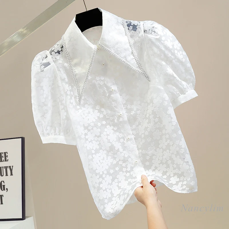 White Lace Shirt for Women 2022 Summer New Beads Collar Vintage Puff Short Sleeve Pearl Single-Breasted See-through Organza Top
White Lace Shirt for Women 2022 Summer New Beads Collar Vintage Puff Short Sleeve Pearl Single-Breasted See-through Organza Top