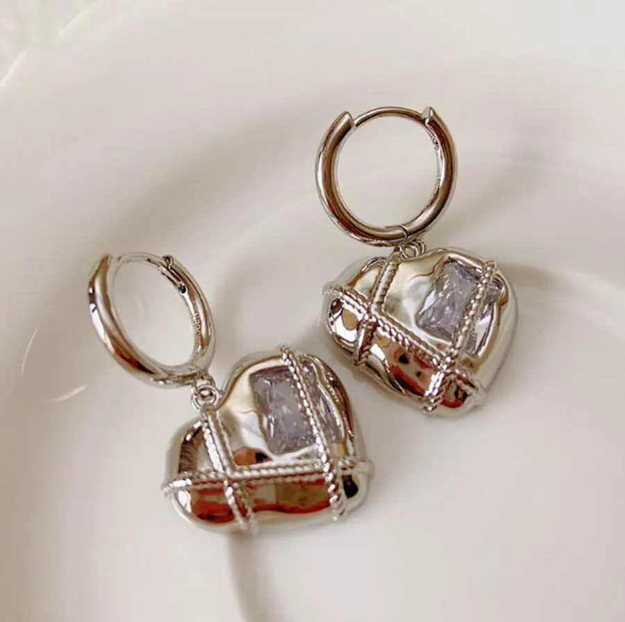 unique design ins stylish simple love earrings for women zircon luxury high-end trend chic girl heart jewelry
unique design ins stylish simple love earrings for women zircon luxury high-end trend chic girl heart jewelry