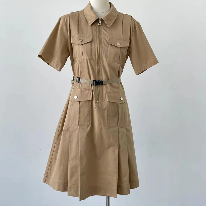 2023 Spring Vintage Khaki Work Dress Runway Lapel Short Sleeve A-line 4 Pockets Plaid Dresses Women Elegant Waist Belt Zip Dress
2023 Spring Vintage Khaki Work Dress Runway Lapel Short Sleeve A-line 4 Pockets Plaid Dresses Women Elegant Waist Belt Zip Dress