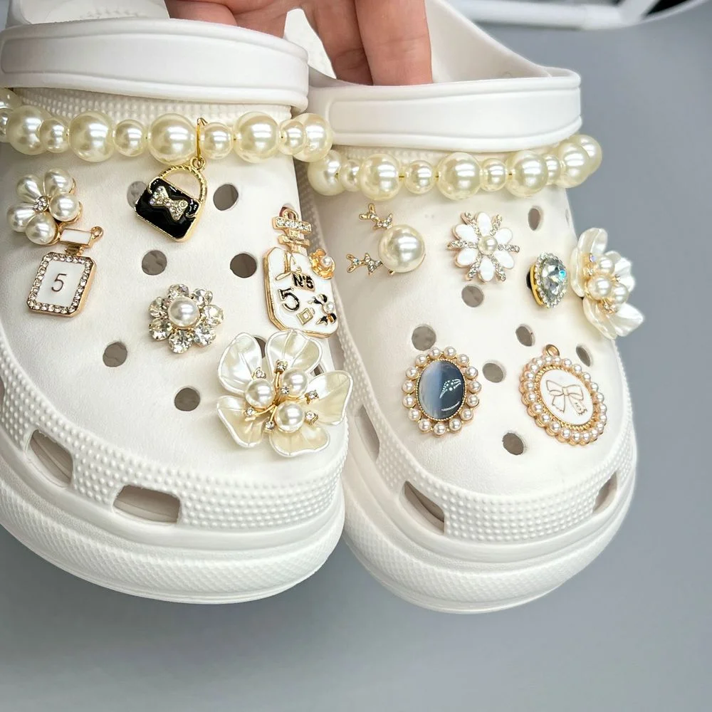 2022 Fashion Women Slippers Sandals Platform Clogs with Charms Thick Sole EVA Flip Flops Comfortable Casual Shoes for Female 41
2022 Fashion Women Slippers Sandals Platform Clogs with Charms Thick Sole EVA Flip Flops Comfortable Casual Shoes for Female 41