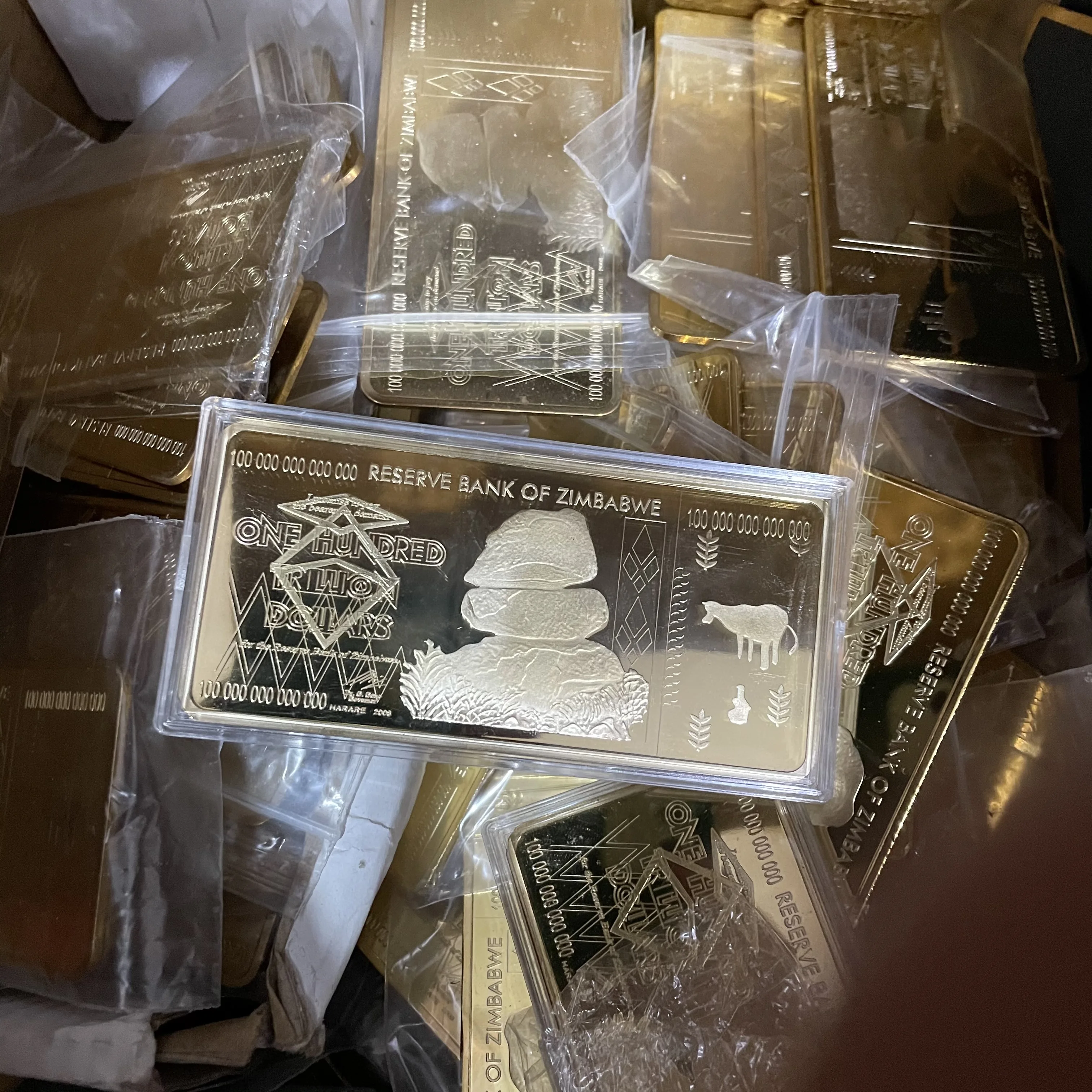10pcs HOT 95x45mm Slim Long 100 Trillion Dollars Zimbabwe Gold Bar Ingot Metal Bullion for collection and home decoration
10pcs HOT 95x45mm Slim Long 100 Trillion Dollars Zimbabwe Gold Bar Ingot Metal Bullion for collection and home decoration