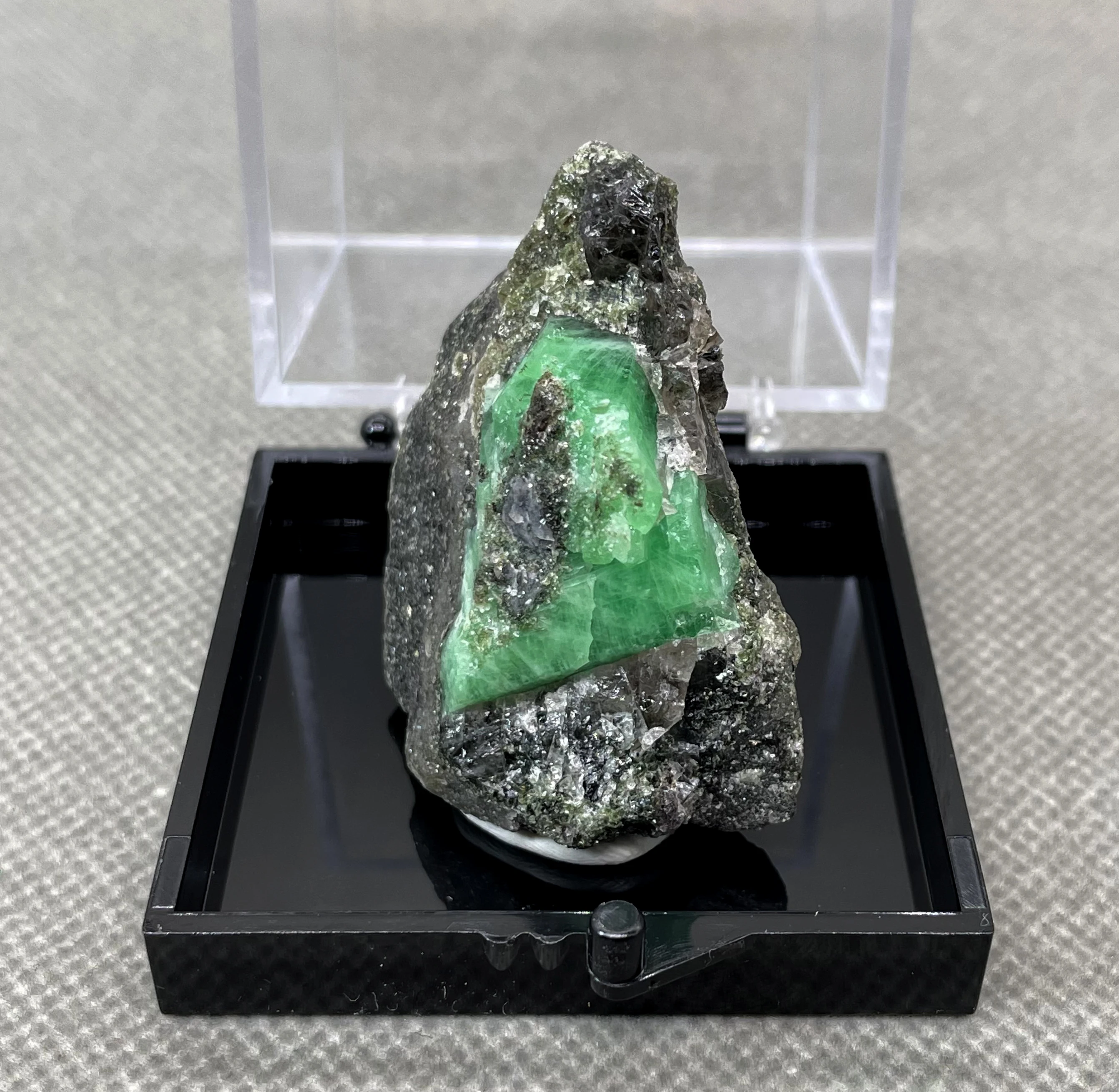 NEW! 100% Natural green emerald mineral gem-grade crystal specimens stones and crystals quartz crystals (box size 5.2cm)
NEW! 100% Natural green emerald mineral gem-grade crystal specimens stones and crystals quartz crystals (box size 5.2cm)