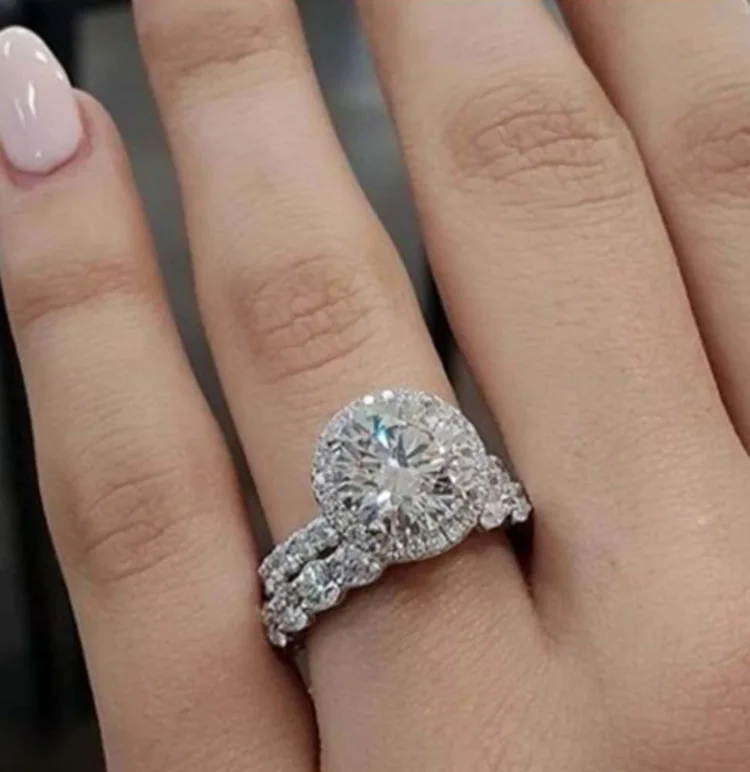Silver carat round diamond with small broken diamond ring new fashion temperament gift new high-end luxury diamond ring
Silver carat round diamond with small broken diamond ring new fashion temperament gift new high-end luxury diamond ring