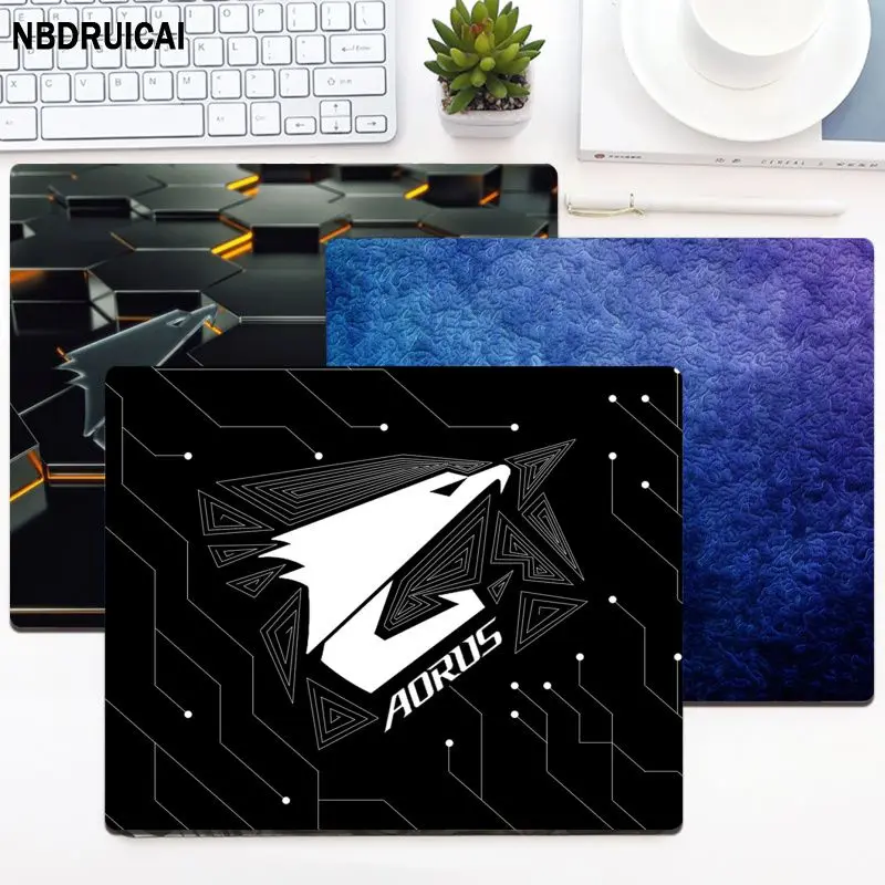 Маленький утолщенный коврик для мыши AORUS, игровой коврик для клавиатуры, стола, офисные принадлежности, декор для комнаты, Настольный коврик для мыши
Маленький утолщенный коврик для мыши AORUS, игровой коврик для клавиатуры, стола, офисные принадлежности, декор для комнаты, Настольный коврик для мыши