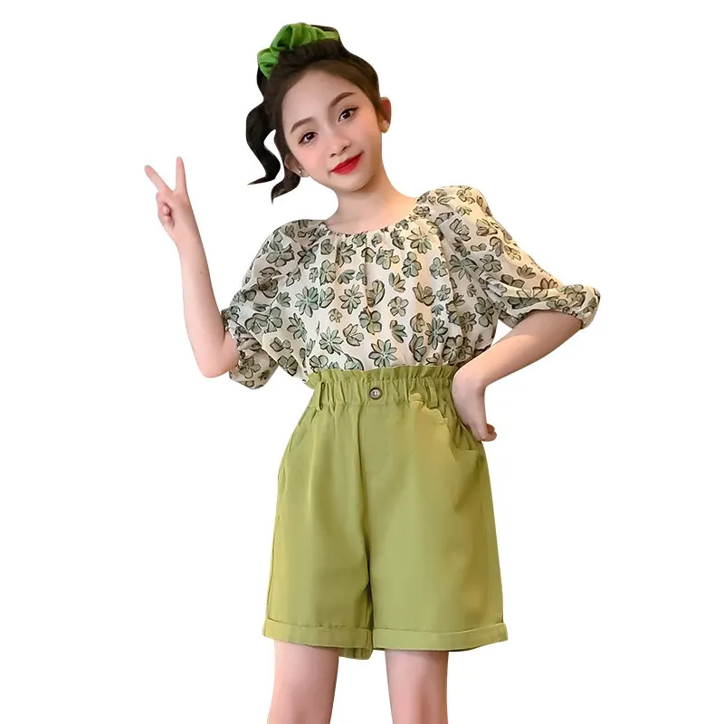 Костюм для девочек с открытыми плечами, топ с эластичным воротником и цветочные шорты, комплект детской одежды из двух предметов для подростков, лето 2023, повседневные Костюмы 
Костюм для девочек с открытыми плечами, топ с эластичным воротником и цветочные шорты, комплект детской одежды из двух предметов для подростков, лето 2023, повседневные Костюмы