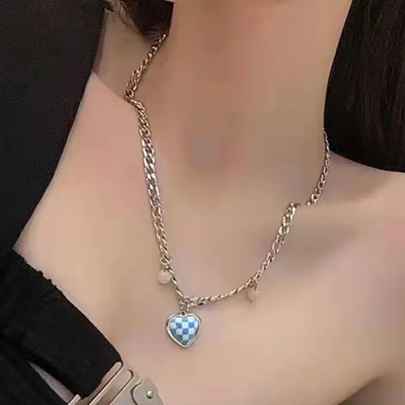 2022 New Korean Fashion Temperament Necklace Wild Niche Design Black and White Checkerboard Love Necklace for Women Jewelry
2022 New Korean Fashion Temperament Necklace Wild Niche Design Black and White Checkerboard Love Necklace for Women Jewelry