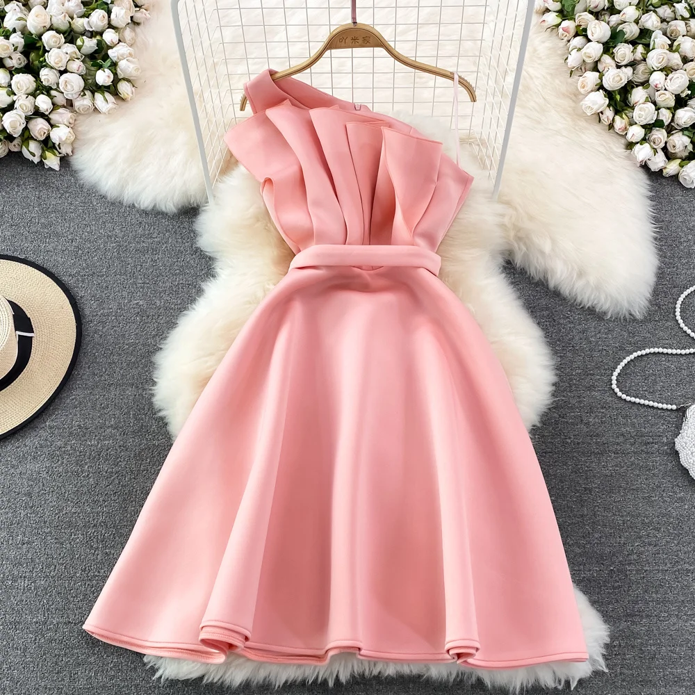 Goddess fan temperament open back oblique neck side shoulder slim sleeveless air layer Ashaped dress
Goddess fan temperament open back oblique neck side shoulder slim sleeveless air layer Ashaped dress