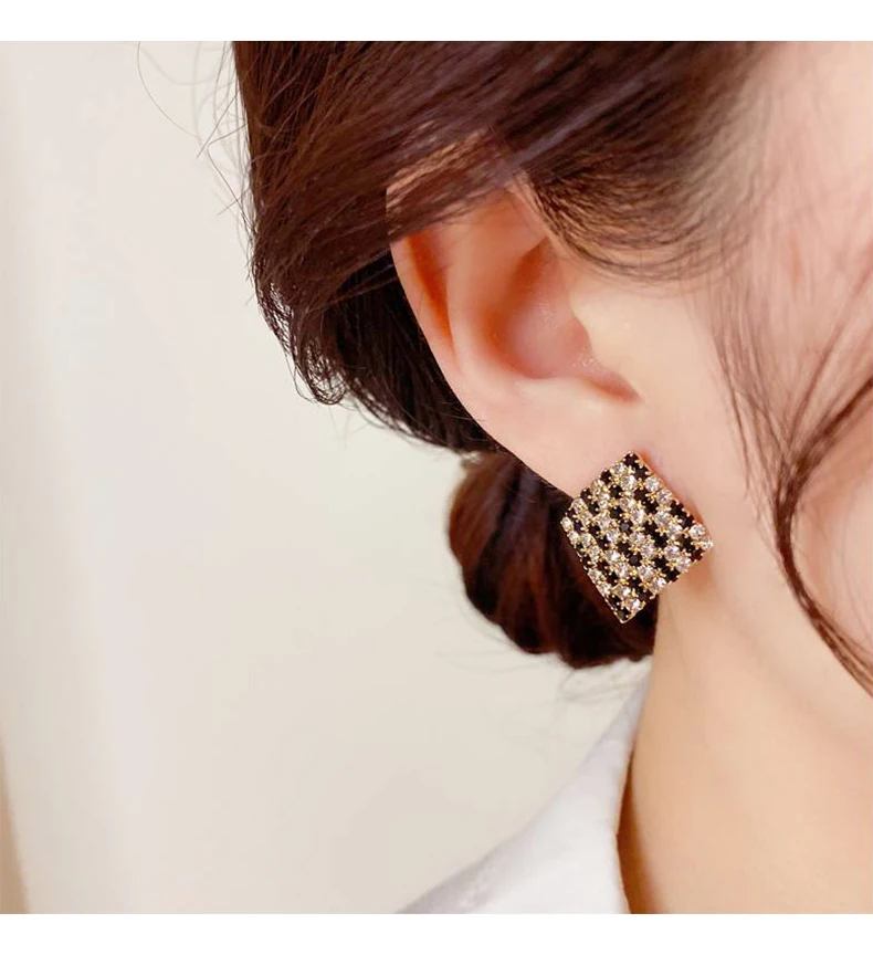 

Light luxury full of diamonds black and white diamond earrings female 2022 new tide niche simple senior sense of temperament ear