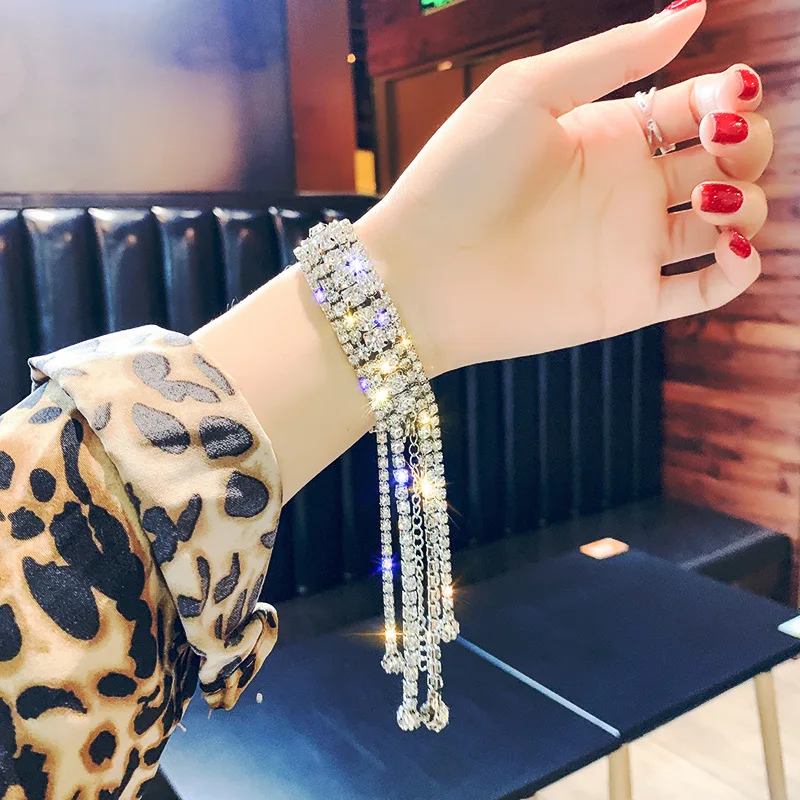 New fashion full diamond tassel crystal bracelet Europe and the United States shiny rhinestones simple trend hand jewelry
New fashion full diamond tassel crystal bracelet Europe and the United States shiny rhinestones simple trend hand jewelry
