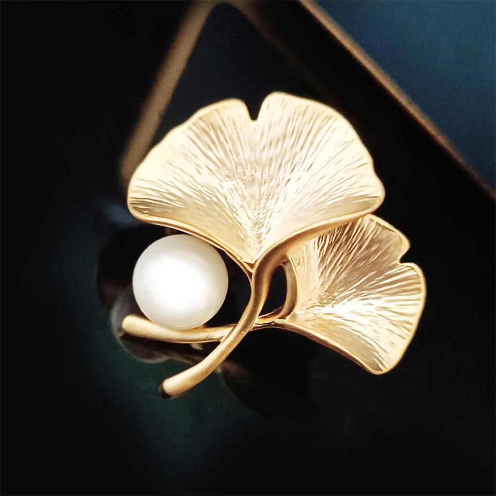 Vintage Matte Ginkgo Leaf Small Brooches Freshwater Pearl Leaves Collar Pin Atmospheric Suit Coat Accessories for Women Ornament
Vintage Matte Ginkgo Leaf Small Brooches Freshwater Pearl Leaves Collar Pin Atmospheric Suit Coat Accessories for Women Ornament