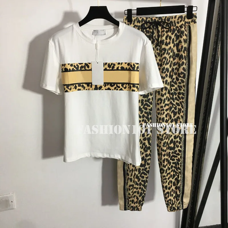 Luxury Design 2022 Leopard Pattern 2 Two Pieces Outfits for Women Branded Logoed Letter Short Sleeve T-shirt Top + Sweatpants
Luxury Design 2022 Leopard Pattern 2 Two Pieces Outfits for Women Branded Logoed Letter Short Sleeve T-shirt Top + Sweatpants