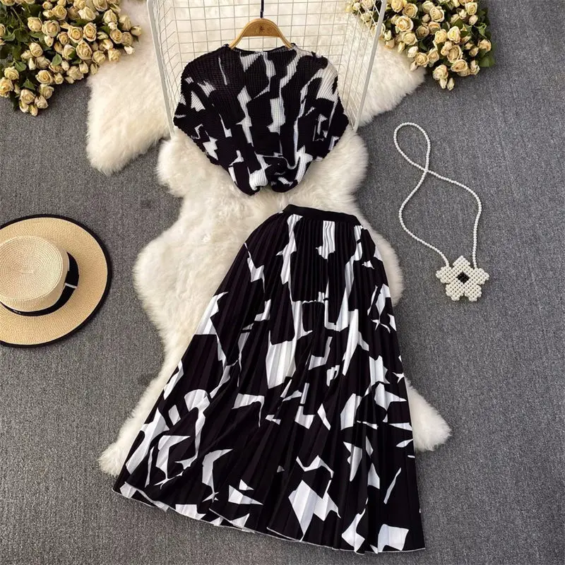 Fashion Set Korean Short Sleeve Standing Neck Loose Top Two Piece High Waist Slim Print Pleated Skirt Suit Women Outfits Z739
Fashion Set Korean Short Sleeve Standing Neck Loose Top Two Piece High Waist Slim Print Pleated Skirt Suit Women Outfits Z739