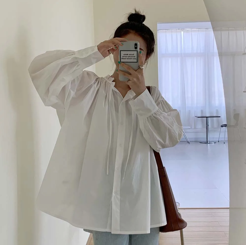 Женская блузка свободного покроя с воротником-стойкой и рукавами-фонариками 
Женская блузка свободного покроя с воротником-стойкой и рукавами-фонариками