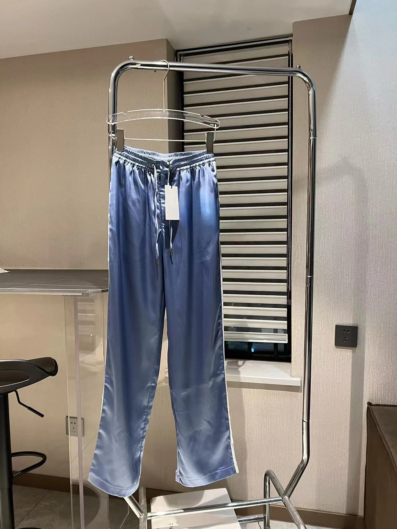 23 spring and summer blue silk forging collision color drawstring casual pants chapter boy embroidered logo couple models
23 spring and summer blue silk forging collision color drawstring casual pants chapter boy embroidered logo couple models