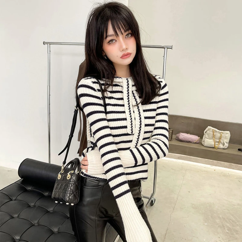 Navy Stripe Contrast Knitted Two-Piece Women's Spring and Autumn New Foreign Style Joker Letter Shawl Jacket
Navy Stripe Contrast Knitted Two-Piece Women's Spring and Autumn New Foreign Style Joker Letter Shawl Jacket
