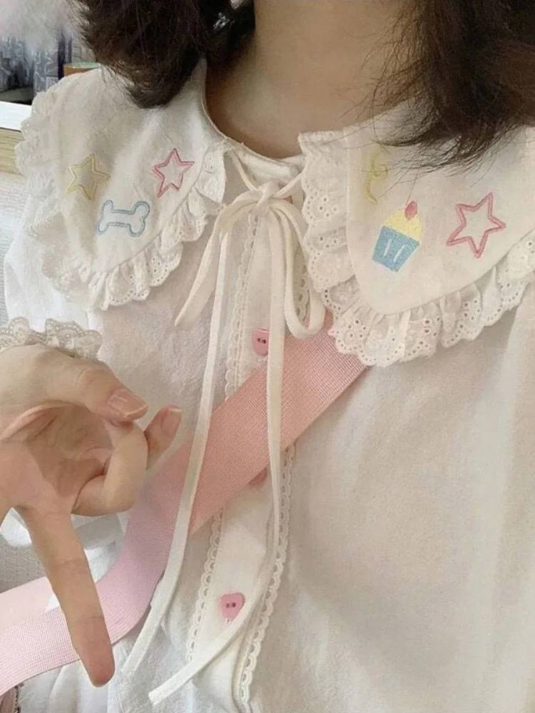 2023 Spring Blouse Women Japanese Kawaii Cute Lace Patchwork Peter Pan Collar Shirt Vintage Sweet Embroidery Top Blusas Feminina
2023 Spring Blouse Women Japanese Kawaii Cute Lace Patchwork Peter Pan Collar Shirt Vintage Sweet Embroidery Top Blusas Feminina
