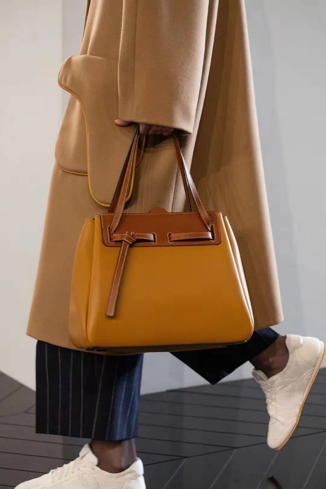 New high-end leather designer bag large capacity handbag fashion handbag trend messenger bag simple bow female bag square bag
New high-end leather designer bag large capacity handbag fashion handbag trend messenger bag simple bow female bag square bag