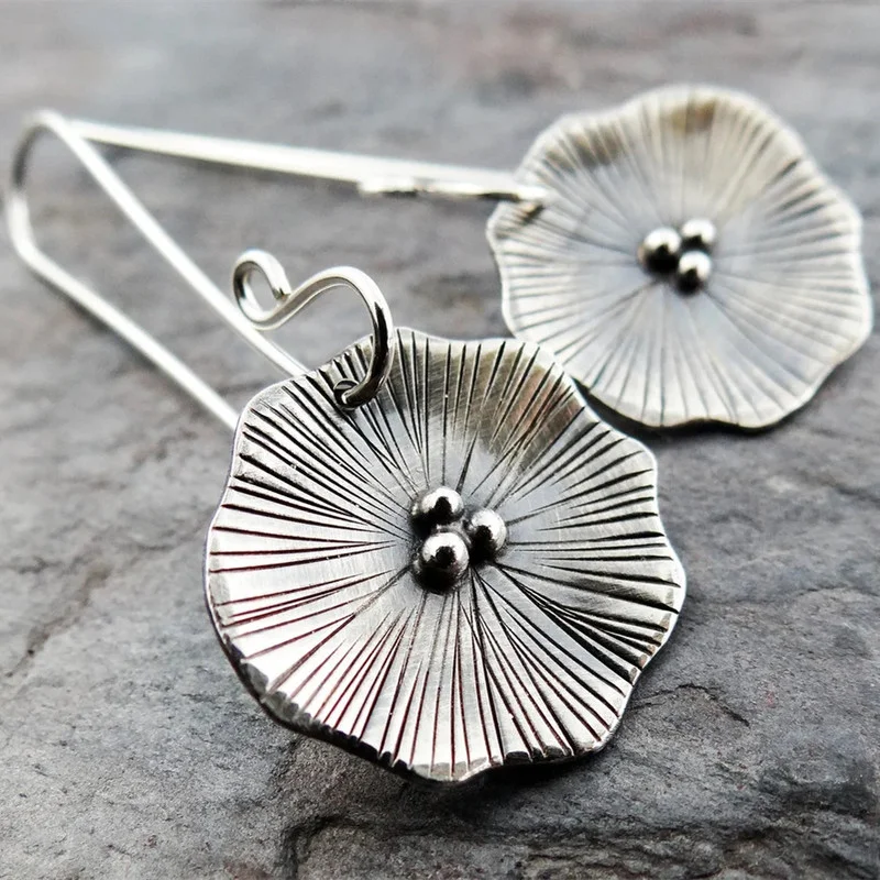 Ethnic Lotus Leaf Flower Drop Hook Earrings for Women Vintage Silver Color Craftsman Carved Dangle Earrings Jewelry Gifts
Ethnic Lotus Leaf Flower Drop Hook Earrings for Women Vintage Silver Color Craftsman Carved Dangle Earrings Jewelry Gifts