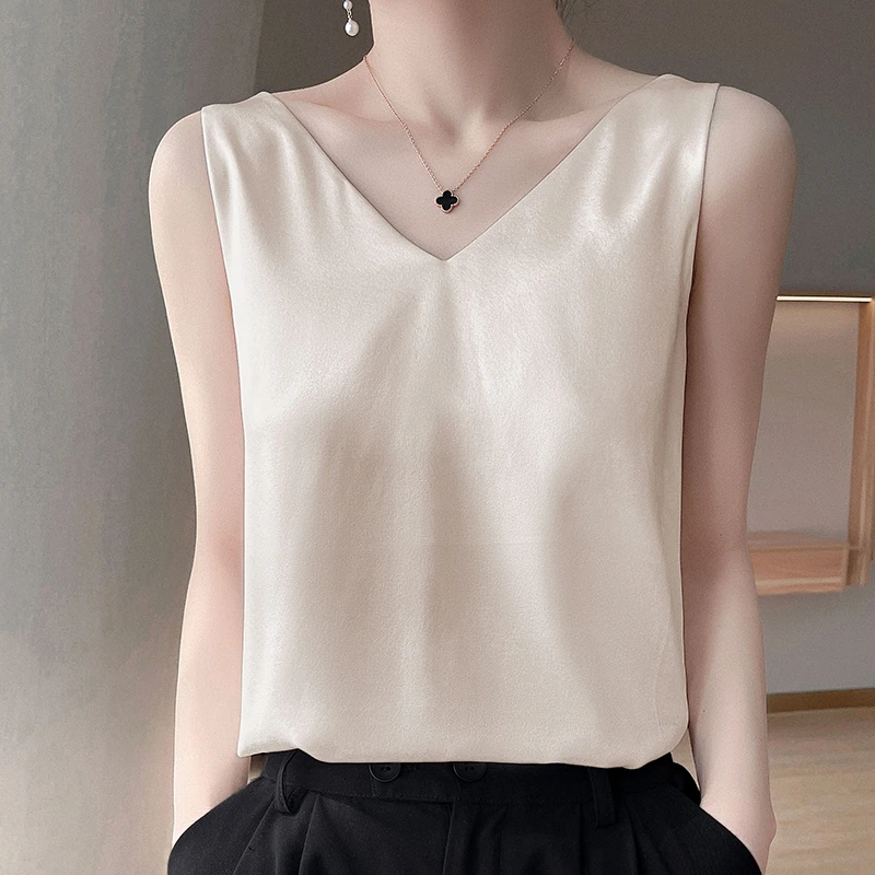Woman T-shirt Elegant Silk Knitted Blouse Sleeveless Female Summer Thin Casual Vests Loose Tanks V-Neck Inner Suit Bottoming Top
Woman T-shirt Elegant Silk Knitted Blouse Sleeveless Female Summer Thin Casual Vests Loose Tanks V-Neck Inner Suit Bottoming Top