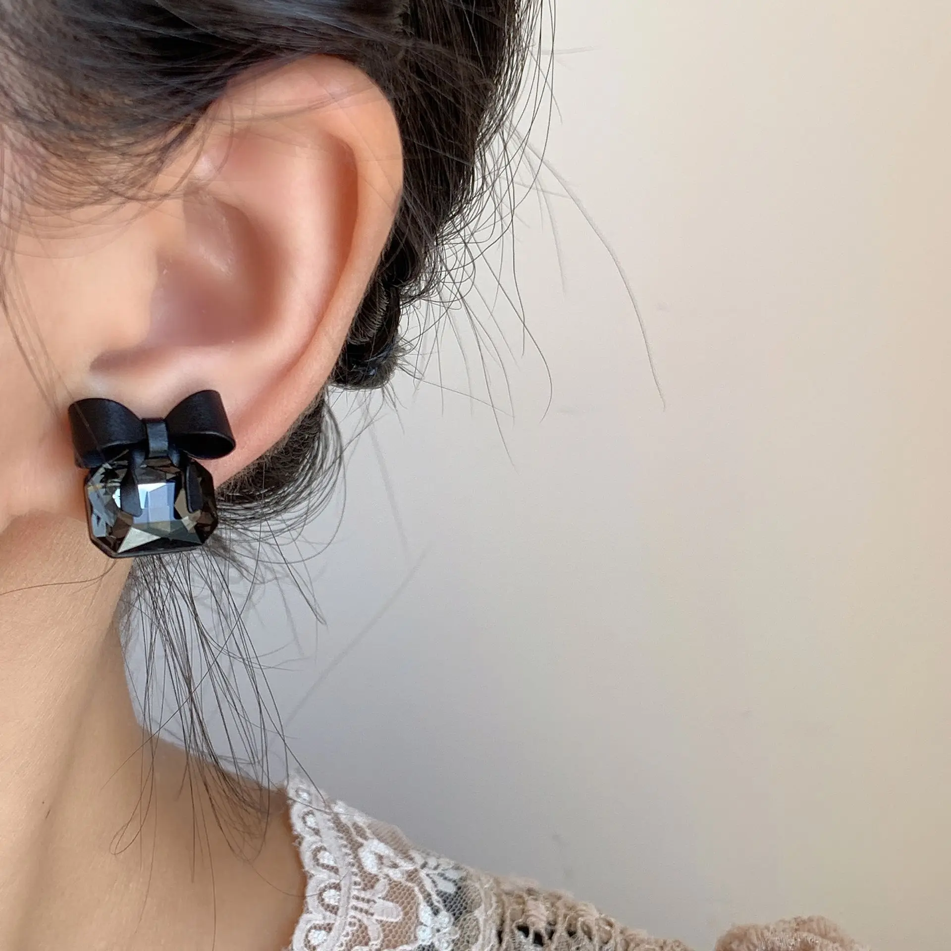 Mosquito coil ear clip black square ear studs fashion simple black bow women's earrings classic banquet hot sale
Mosquito coil ear clip black square ear studs fashion simple black bow women's earrings classic banquet hot sale