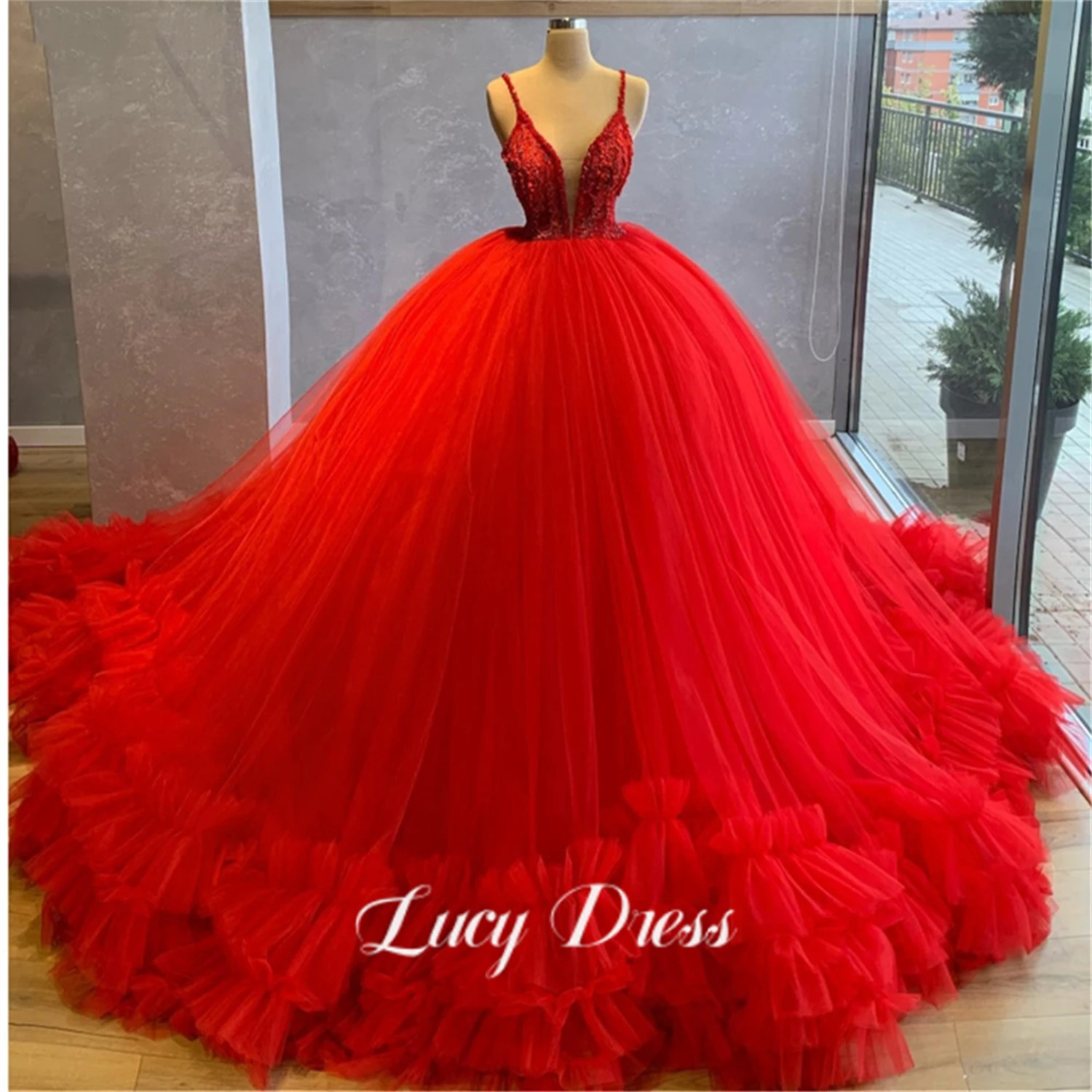 Lucy Burgundy Tulle Formal Prom Dresses Square Collar Glitter Ball Evening Dress Tiered Ruffles Backless Princess Party Gowns
Lucy Burgundy Tulle Formal Prom Dresses Square Collar Glitter Ball Evening Dress Tiered Ruffles Backless Princess Party Gowns