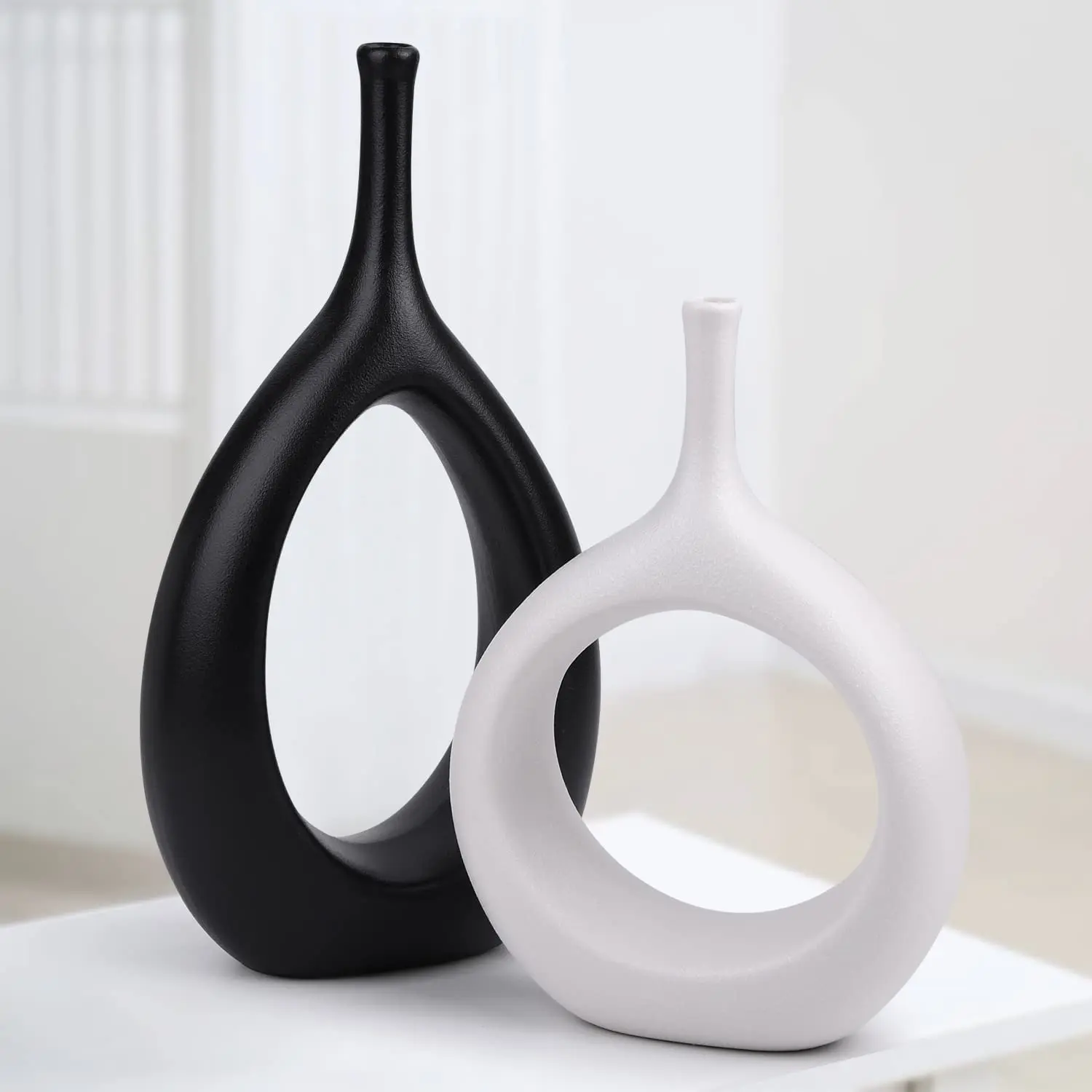 Vases 2PCS Blancs Vase Decoratif Moderne pour Herbe de la Pampa Ceramique Donut Vases Vintage Decoration pour Fleurs Maison Cham
Vases 2PCS Blancs Vase Decoratif Moderne pour Herbe de la Pampa Ceramique Donut Vases Vintage Decoration pour Fleurs Maison Cham