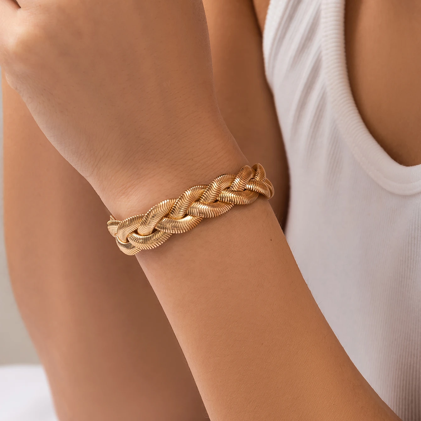 Unique Twisted Snake Chunky Chain Bracelet on Hand for Women Vintage Knotted Link Charm Bangles Couple Jewelry Gift Steampunk
Unique Twisted Snake Chunky Chain Bracelet on Hand for Women Vintage Knotted Link Charm Bangles Couple Jewelry Gift Steampunk