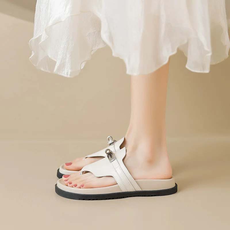 2023 Летняя женская верхняя одежда тапочки шлепанцы в Корейском стиле Стильные Металлические дизайнерские женские повседневные сандалии на плоской подошве бесплатная доставка
2023 Летняя женская верхняя одежда тапочки шлепанцы в Корейском стиле Стильные Металлические дизайнерские женские повседневные сандалии на плоской подошве бесплатная доставка